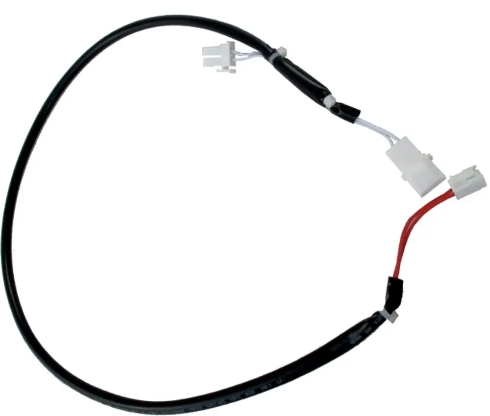 Schwarz ummanteltes Kabel mit mehreren Anschlüssen, passend für elektrische Geräte von Wolf. Die Kabelenden sind in weiß und rot ausgeführt.